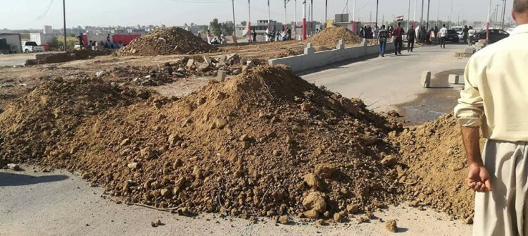 موالو حشد الشبك يقطعون طرقا ويضرمون النيران شرق الموصل